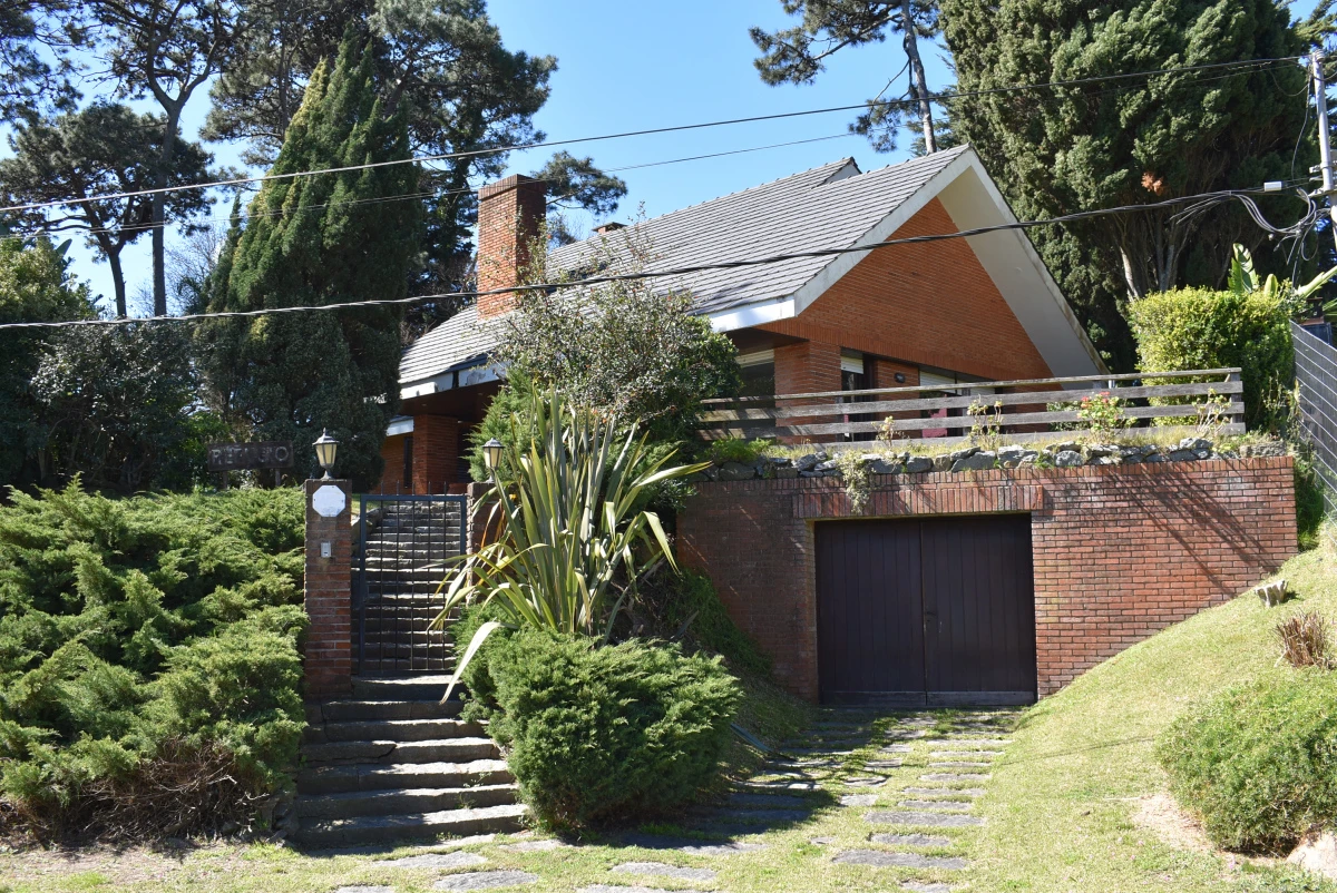 Venta de Chalet con Gran Terreno y Excelente Ubicación - Punta del Este