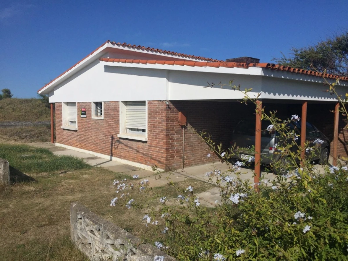 Ubicación inmejorable!!! Para hacer playa desde la propiedad.- Jardín amplio con frente al océano.- A pasos de todos los servicios de la zona.-