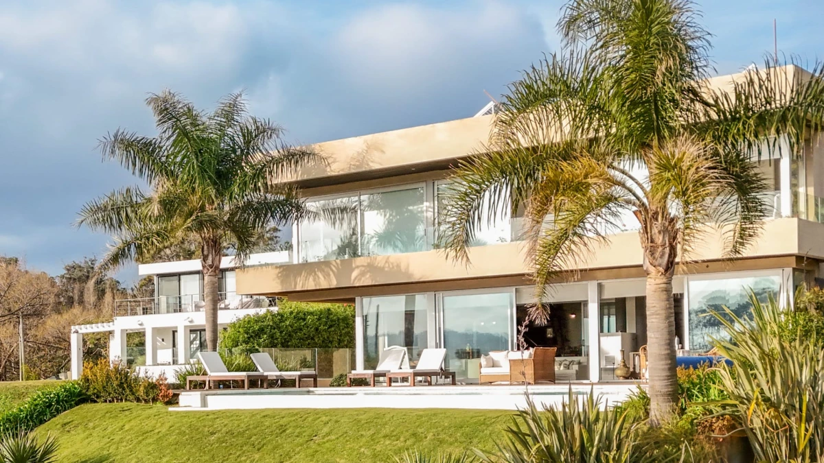 Excelente y única propiedad con vistas al mar y la laguna en Punta del Este !!!