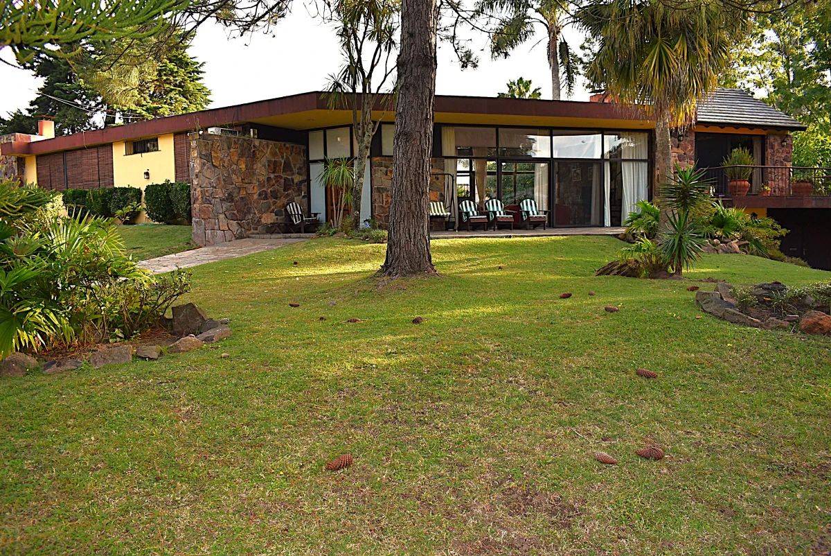 Venta – Importante Chalet Tradicional con Gran Jardín en Punta del Este