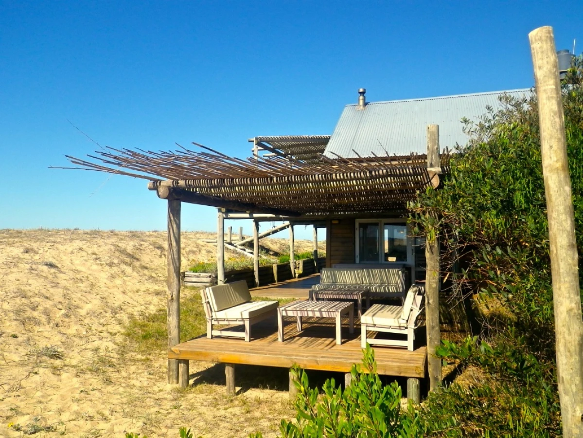 Casa entre el mar y la laguna de Rocha 
