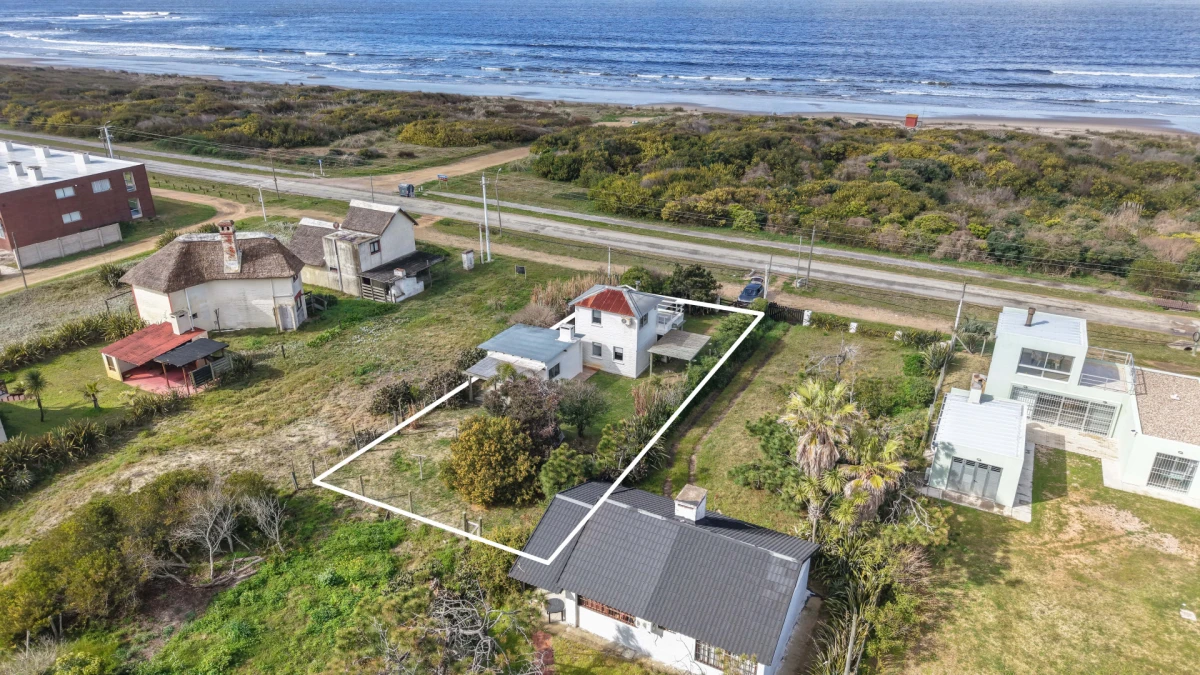 Se vende casa frente al mar en La Paloma 