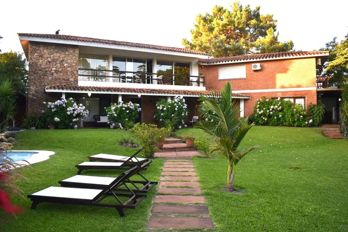 Casa espaciosa con muchos ambientes definidos, ideal para una gran familia!!!