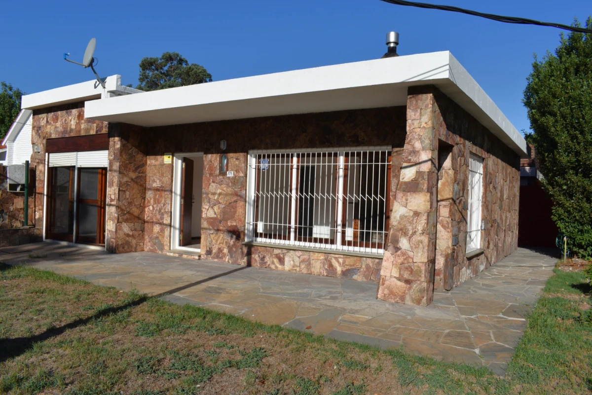 Venta - Casa en una planta, sólida construcción y excelente orientación solar 
