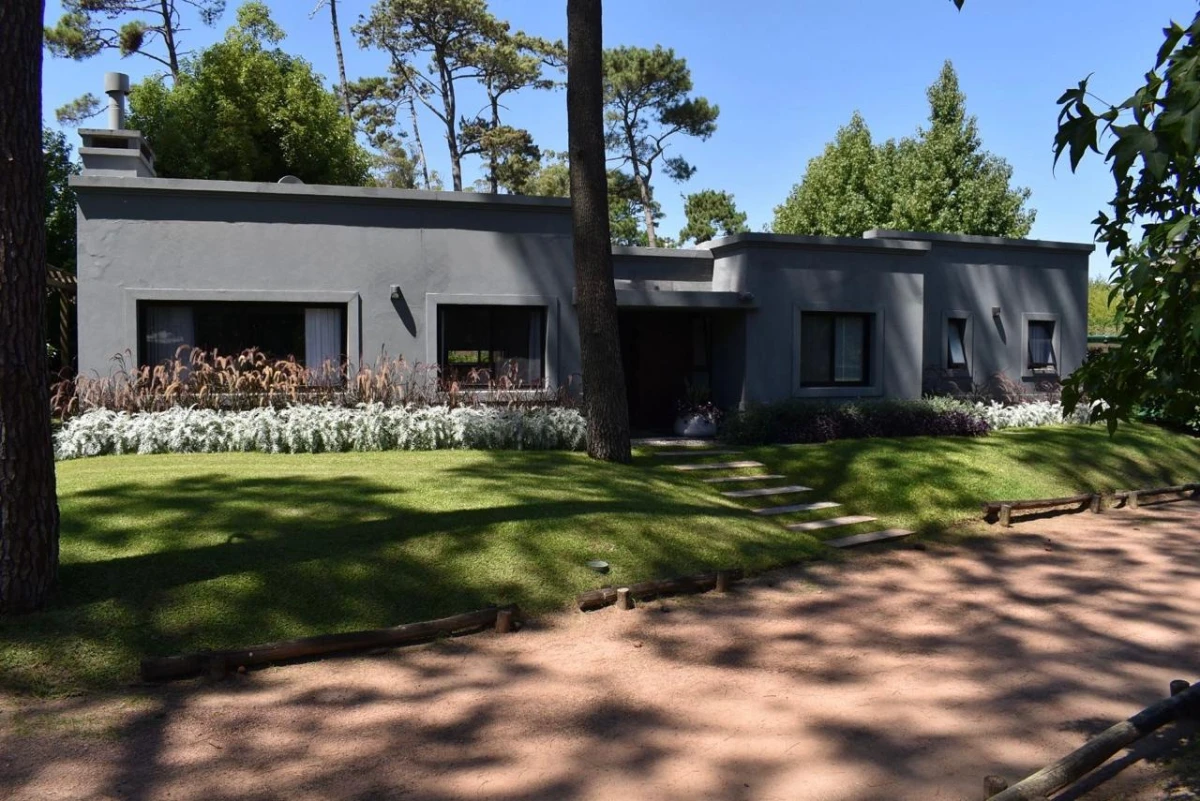 Venta de amplia y acogedora casa en barrio privado de Punta del Este!!