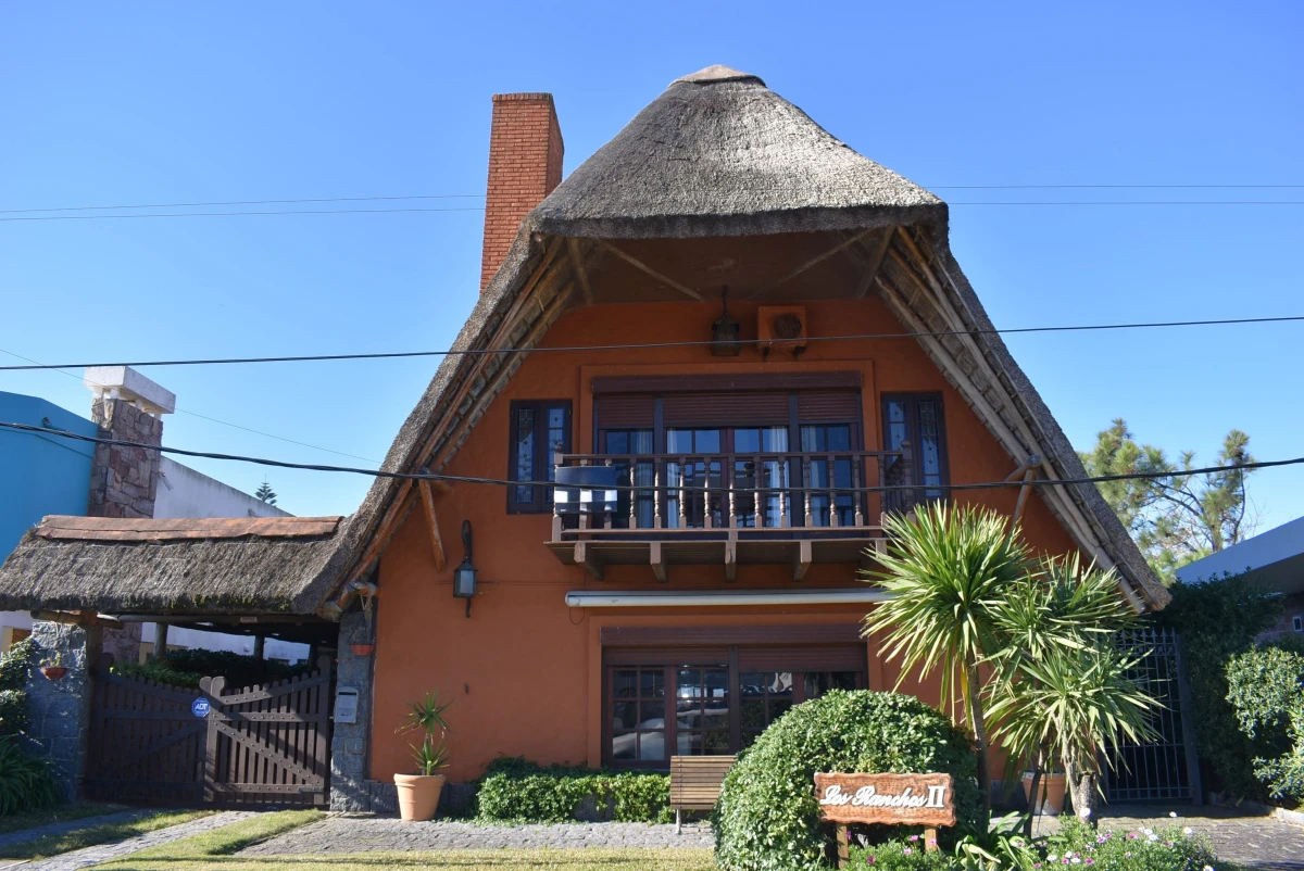 Venta de Casa a 100 mts del Mar  Con Piscina y Jardín