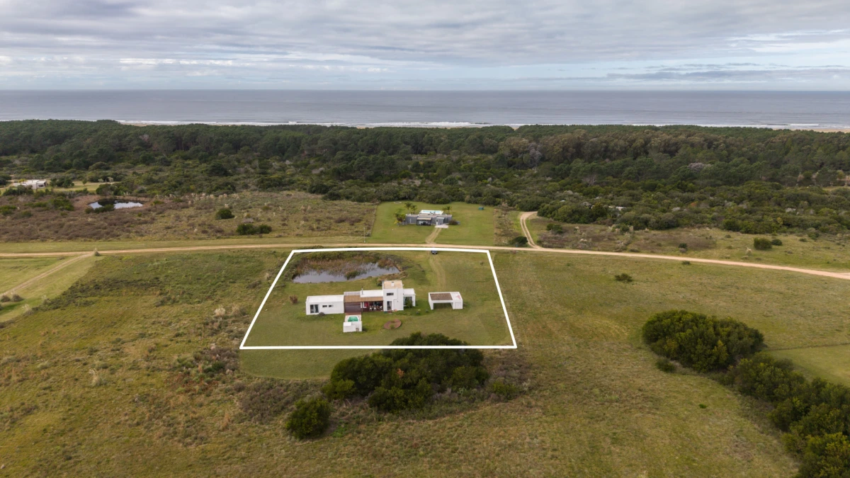 Importante propiedad ubicada en Tajamares de La Pedrera, uno de los barrios privados más importantes de la costa de Rocha.
