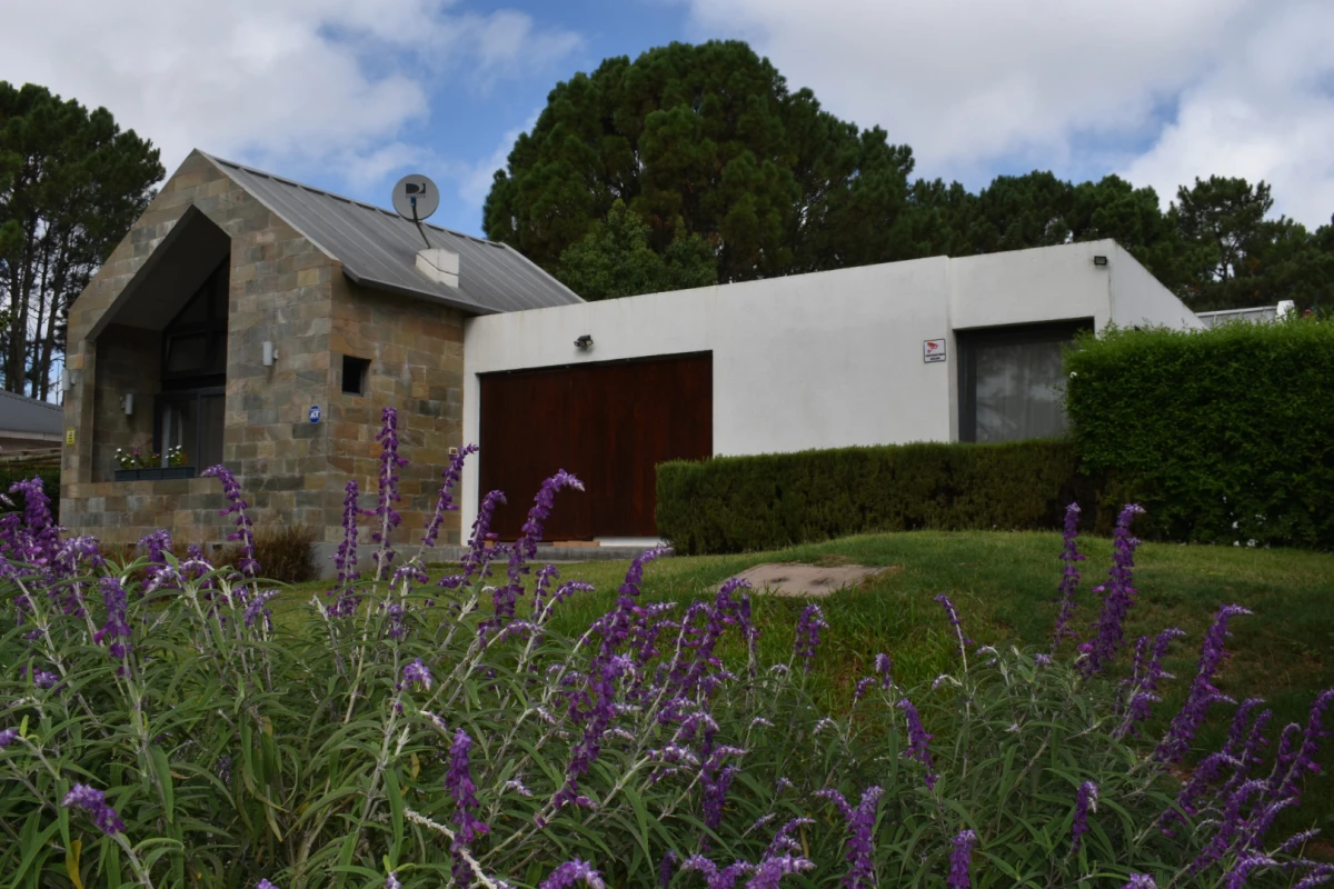 Venta de excelente casa en Pinares de Punta del este .-