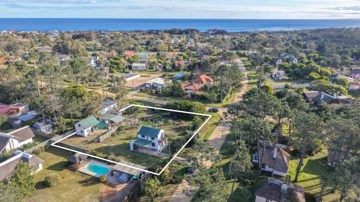 Dos casas en Barrio Country - La Paloma