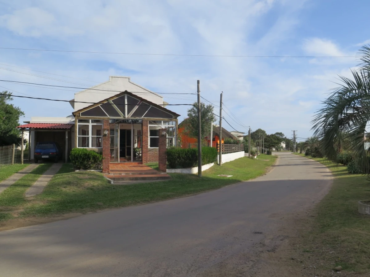 Se encuentra  en Av. del Navío en un punto estratégico del balneario 