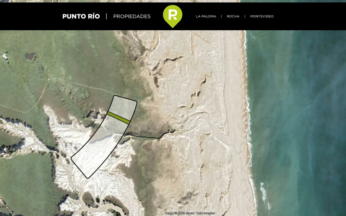 Ubicados en la manzana 75 de Pueblo Nuevo, a escasos metros del mar.