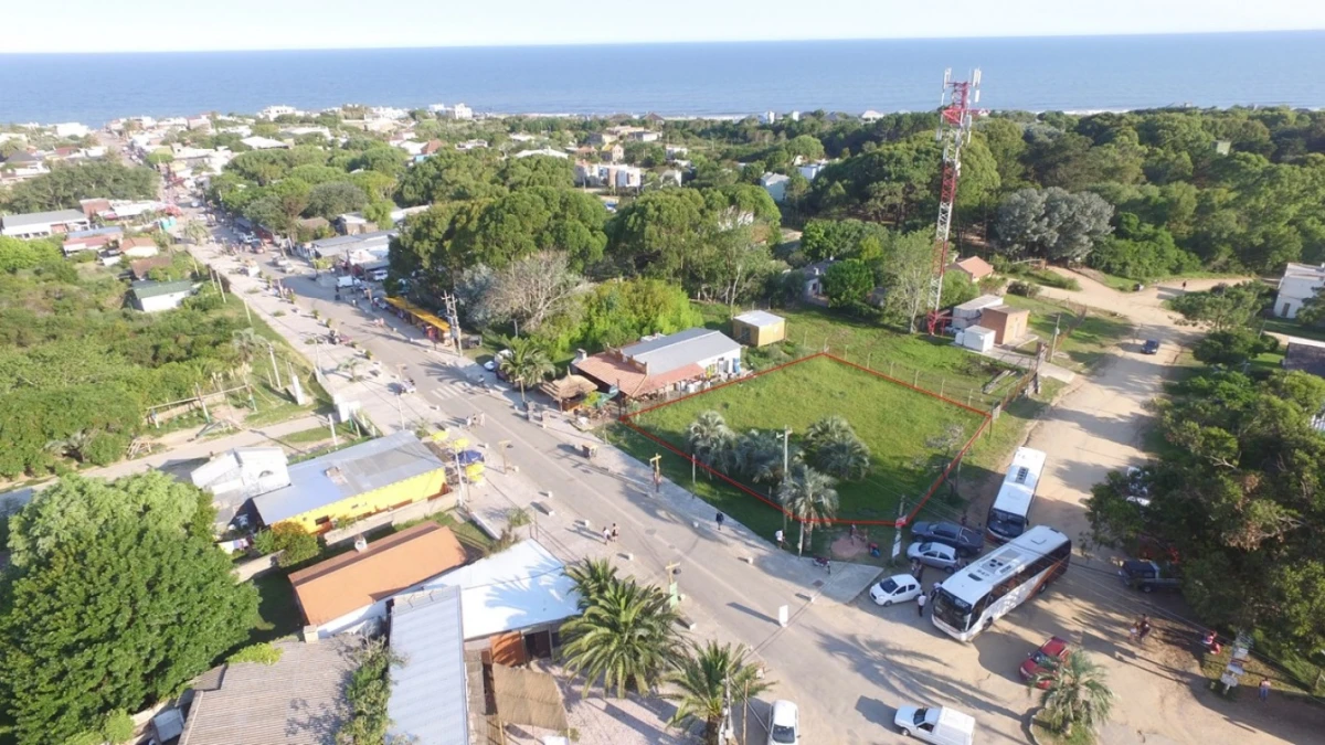 El lote en una inmejorable ubicación sobre la avenida principal del balneario frente  al tanque de agua.-