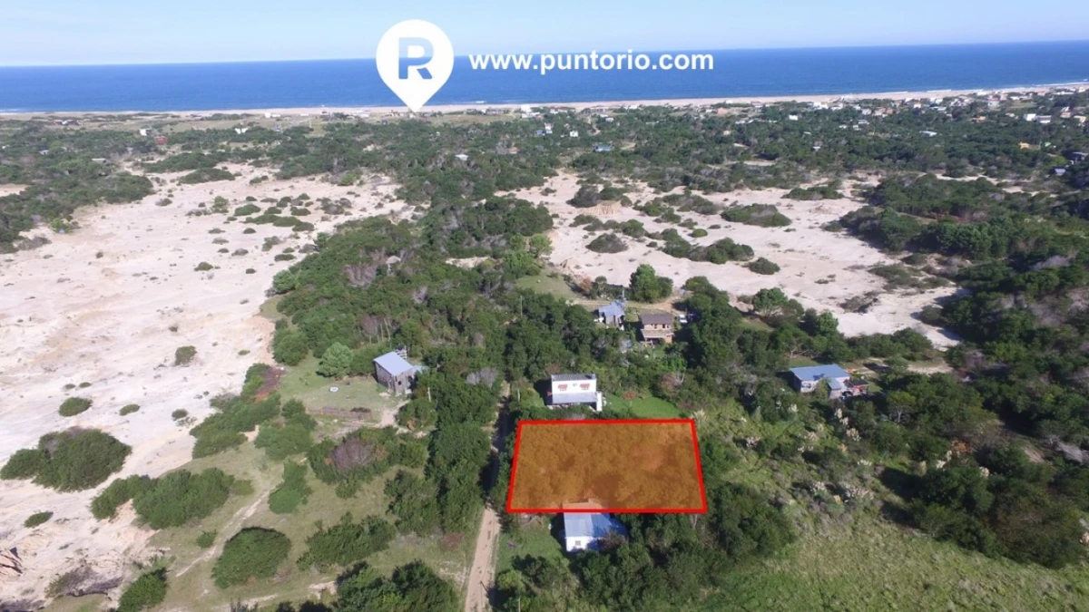 Los lotes se encuentran en la manzana 85 a 150 metros de ruta 10.-
