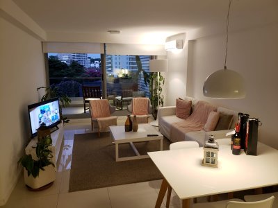 Apartamento en brava en alquiler 2 dorm y dependencia. A 200 metros del mar