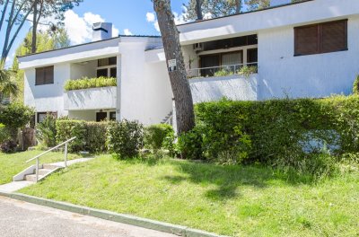 Apartamento tipo casa en venta , dos dormitorios con estufa a leña y parrillero