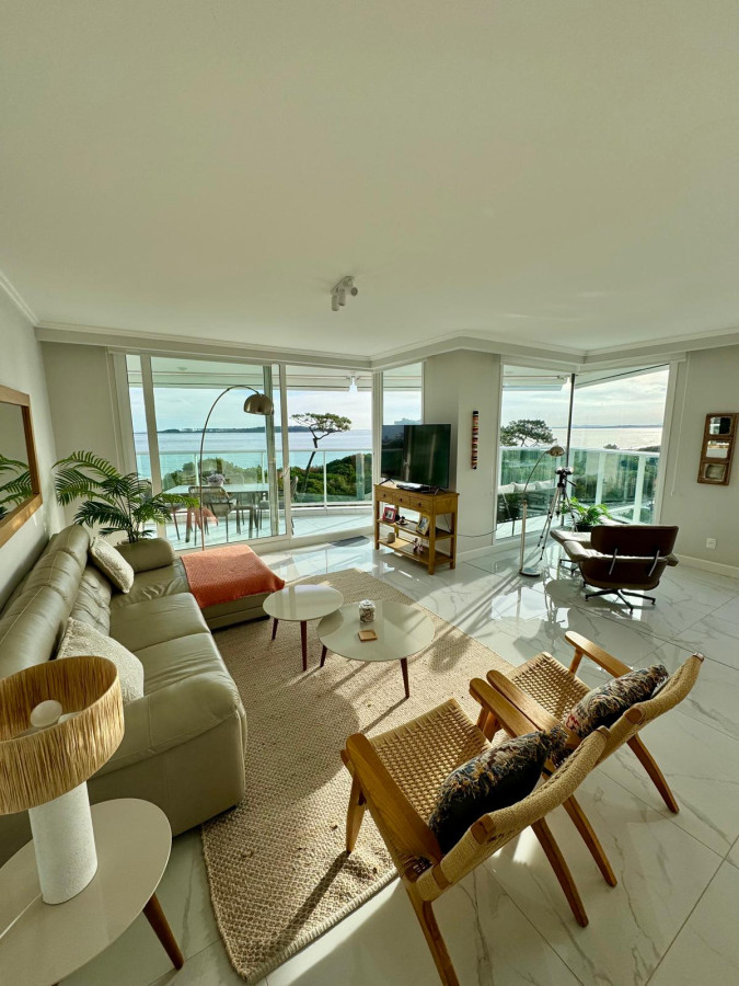 Venta apartamento 4 dormitorios Playa Mansa Punta del Este frente al mar