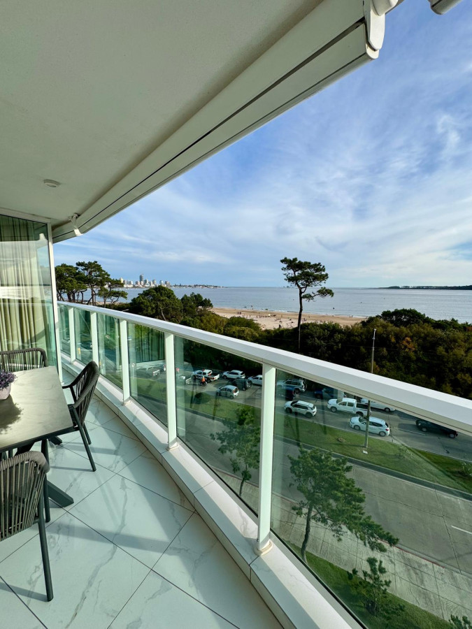 Venta apartamento 4 suite frente al mar Playa Mansa Punta del Este