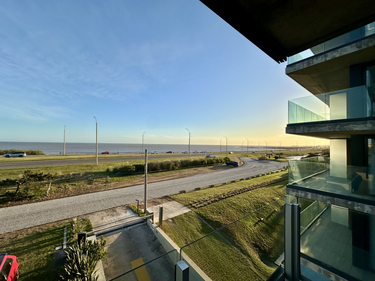 Apartamento en venta 3 suites playa Mansa Punta del Este 
