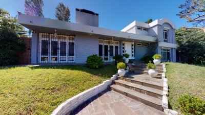 Chalet exclusivo en zona ideal para vivienda permanente en Punta del Este