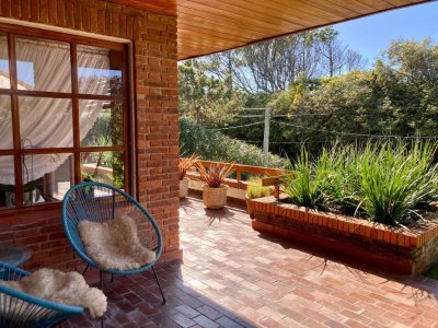 Casa en alquiler y venta en brava, a metros del mar