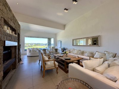 Casa en Alquiler por temporada de 5 Dormitorios Pueblo Mio Manantiales 