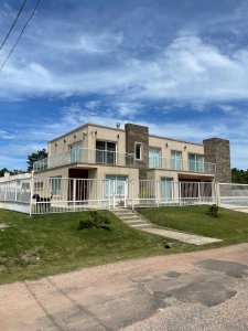 Casa en alquiler en La barra , 4 dormitorios y piscina!