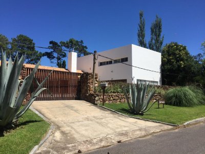 Venta de Casa 5 DORMITORIOS con vista a cancha de Golf , Punta del este