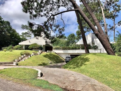 Venta casa estilo chalet en la zona mas exclusiva de Punta del Este!