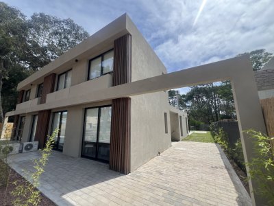 Sofisticada casa PH de 4 dormitorios en suite Solanas Country Punta Ballena en venta