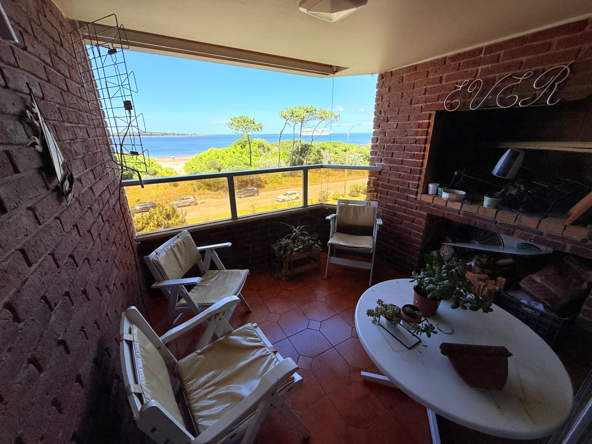 Apartamento con parrillero de 4 dormitorios frente al mar - Playa Mansa.