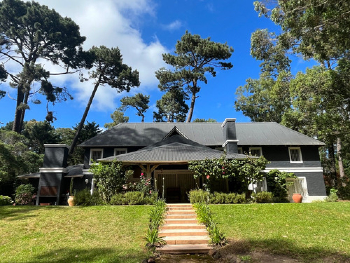 Hermosa Casa Con Piscina Climatizada, Enorme Jardín, De 5 Dormitorios, 2 En Suite, 2 En Semi Suite Y Dorm. De Serv. Completo, Cocina Definida Y Parrillero Integrado.