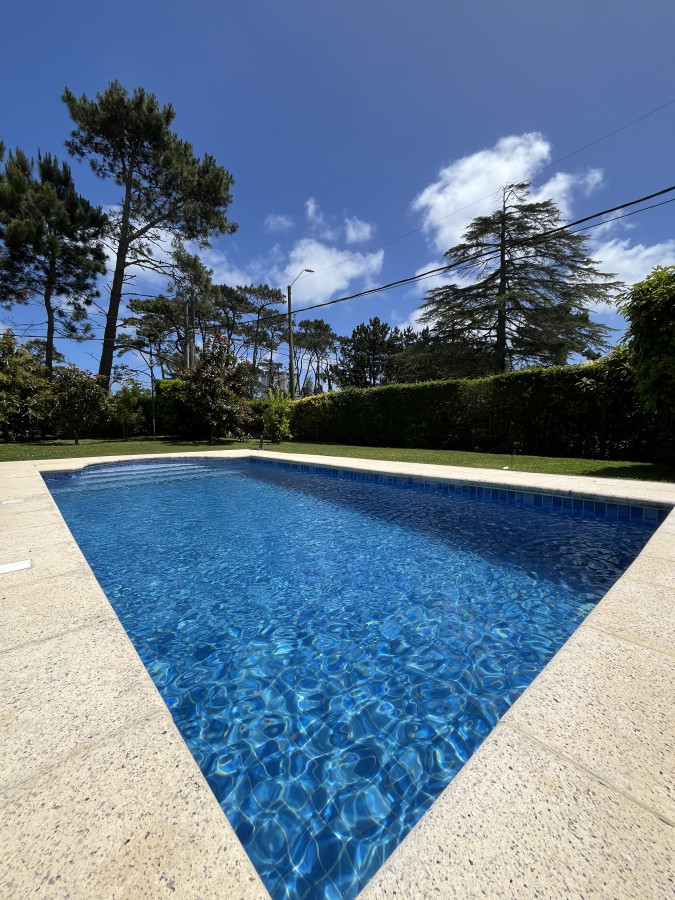 Casa de 4 dormitorios - Playa Mansa, Barbacoa, Piscina Climatizada.
