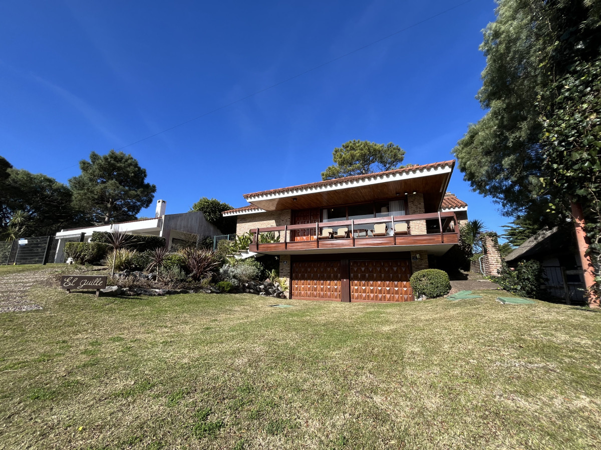 Casa en venta - 5 dormitorios Playa Mansa próximo al mar.