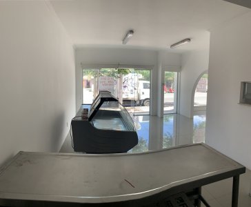 Local comercial con cámara de frío, sobre Avenida a pasos del Centro de Maldonado