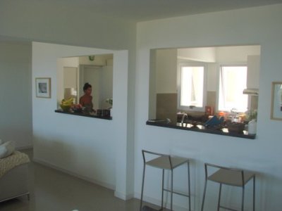 Excelente apartamento 4 dorm. en suites casi a estrenar, al frente con vista abierta al mar! Ubicado zona Rincón del Indio, parada 30 playa Brava. 