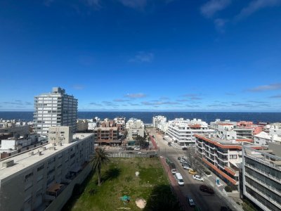 VENTA PUNTA DEL ESTE 2 DORMITORIOS CON VISTA AL MAR 