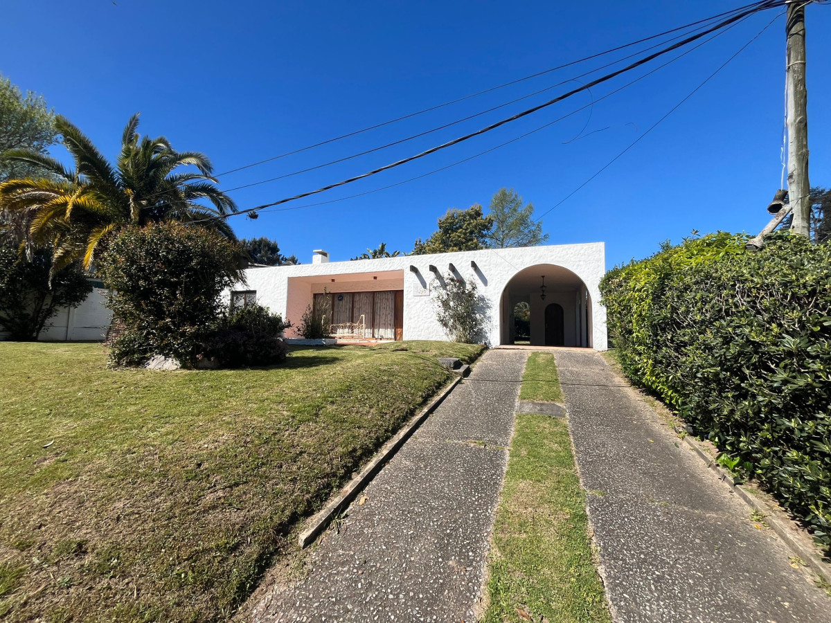 Casa de 2 dormitorios y dependencia de servicio en Venta
