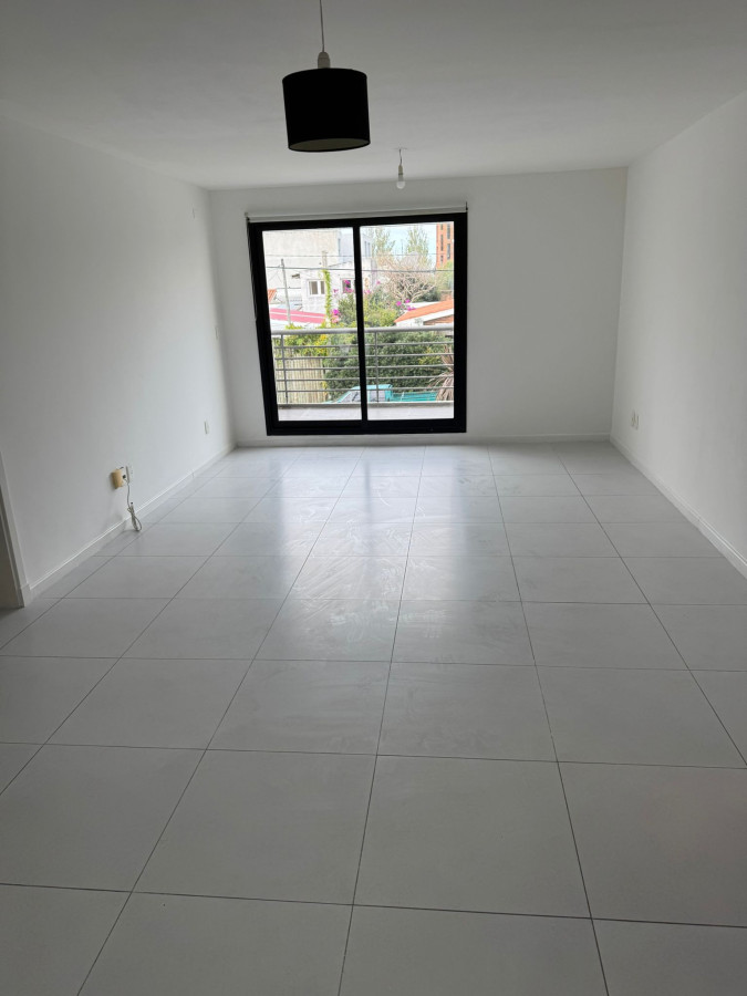 Venta apartamento 3 dormitorios 2 baños con Terraza y parrillero en Centro de Maldonado