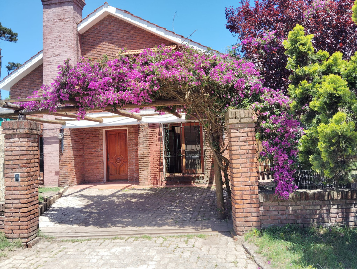 Alquiler anual Excelente Casa En Zona Cantegril Punta Del Este
