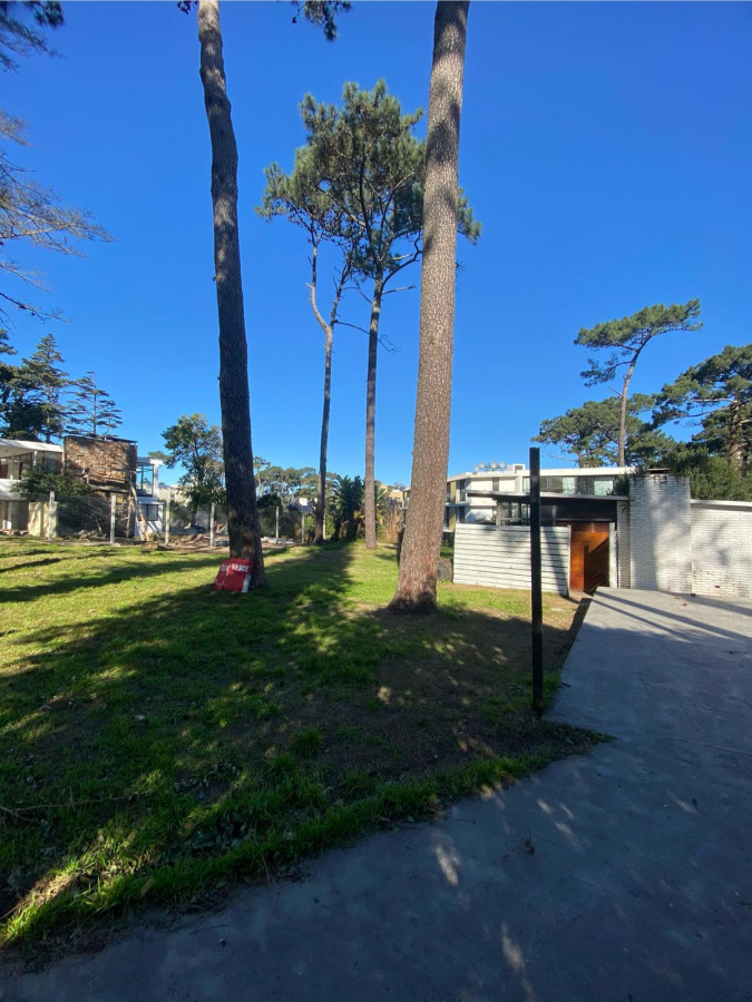 Venta Terreno 900m2 con construcción en Barrio Cantegril, Maldonado