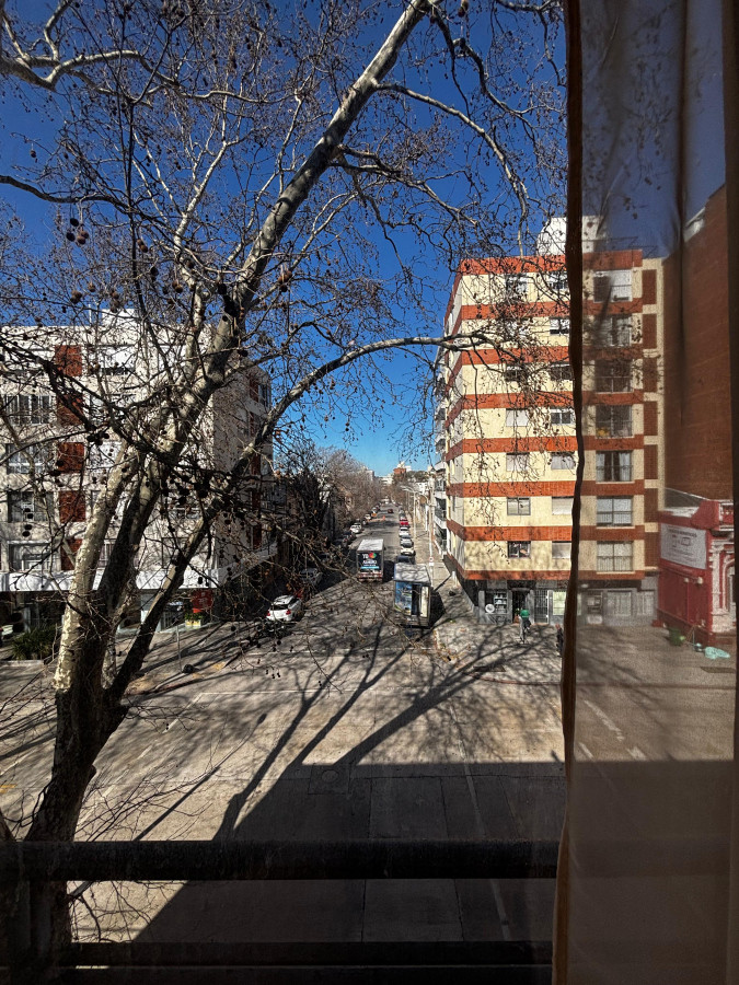 Venta Apartamento 3 Dormitorios en Pocitos - Calle Rivera  Luminoso y amplio apartamento ubicado en una de las zonas más buscadas de Montevideo: Pocit