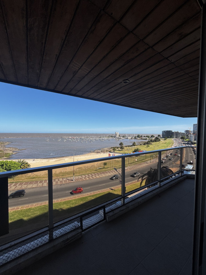 Venta  de apto 3 dormitorios y servicio