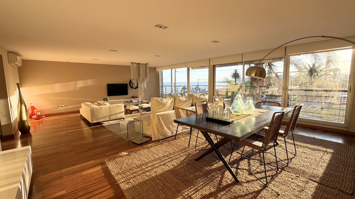 VENTA Apartamento Puerto del Buceo frente al mar 3 suites, servicio y 2 Gje.