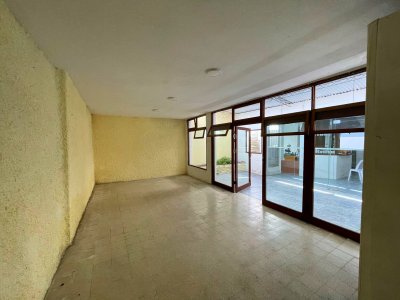 Local Comercial en Alquiler - Galería Comercial en Avenida Principal