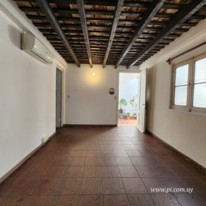 Alquiler apartamento Ciudad Vieja, 2 dormitorios a metros de la Peatonal Pérez Castellano.