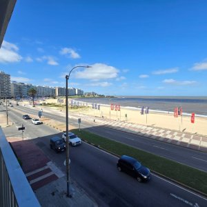 Alquiler apartamento en Pocitos frente al mar, 3 dormitorios, 2 baños, servicio y garaje.