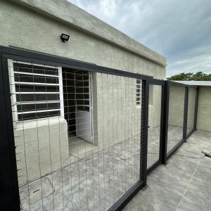 Alquiler apartamento en Buceo 2 dormitorios con patio, sin gastos comunes.