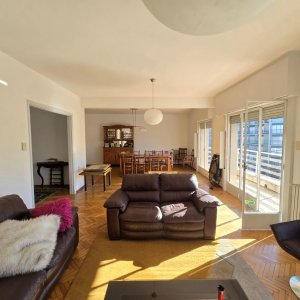 Alquiler apartamento en Pocitos 3 dormitorios, 2 baños, servicio completo y garaje.