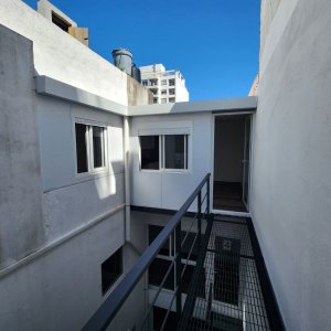 Alquiler Apartamento 1 dormitorio a estrenar en Centro con bajos gastos comunes.
