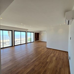 Alquiler apartamento en Pocitos a estrenar, 3 dormitorios (una master suite), 3 baños, balcón, patio, garaje lugar fijo y pieza box adjunta.